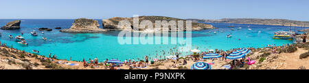 13. Juli 2018 - Insel Comino, Malta. Panorama der Blauen Lagune, exotische Meditteranean Sea Coast in Comino Insel im berühmten Urlaub destinatio entfernt Stockfoto