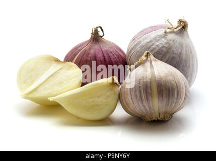 Drei Ganze, Halbe, Viertel der solo Knoblauch auf weißem Hintergrund Stockfoto