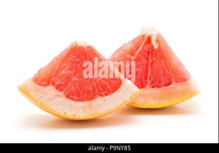 Zwei rote Grapefruit Stücke auf weißem Hintergrund Stockfoto