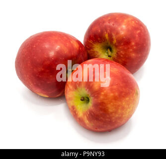 Ganze drei rote Kanzi Äpfel auf weißem Hintergrund Stockfoto