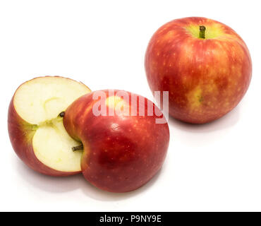 Red Kanzi Apple, ein Ganzes, zwei Hälften, auf weißem Hintergrund Stockfoto