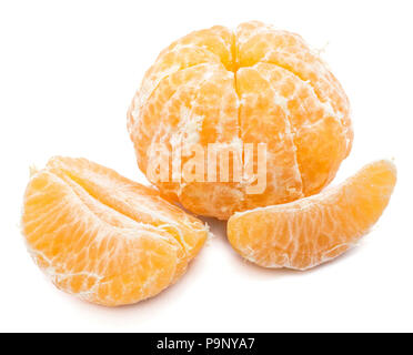 Eine ganze geschälte Clementine und zwei Segmente auf weißem Hintergrund isoliert Stockfoto