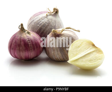 Solo Knoblauch auf weißem Hintergrund ganze drei Glühbirnen und eine Hälfte isoliert Stockfoto