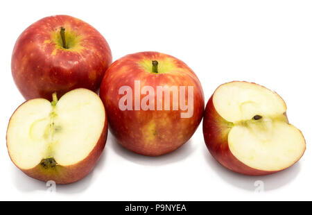 Red Kanzi Äpfel, zwei ganze, zwei Hälften, auf weißem Hintergrund Stockfoto