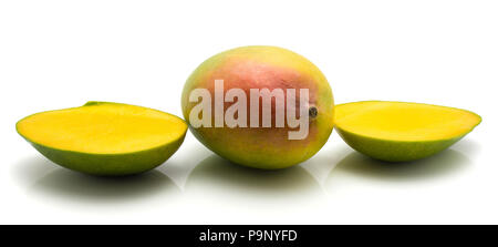 Mango isoliert auf weißem Hintergrund eine ganze zwei Hälften Stockfoto