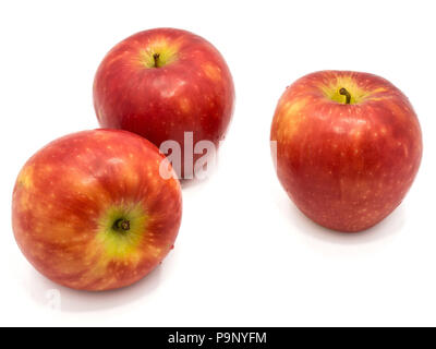 Ganze drei rote Kanzi Äpfel auf weißem Hintergrund Stockfoto