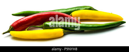 Chili peppers Cayenne Zusammensetzung auf weißem Hintergrund (Rot, Grün und Gelb) Stockfoto