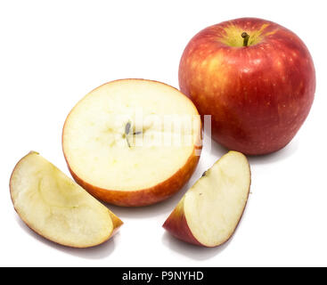 In Scheiben geschnittenen Äpfel Kanzi, ein Ganzes, Querschnitt Hälfte, zwei Scheiben, auf weißem Hintergrund Stockfoto