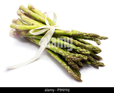 Bündel von rohem Spargel mit einer cremigen knotbow auf weißem Hintergrund gebunden Stockfoto