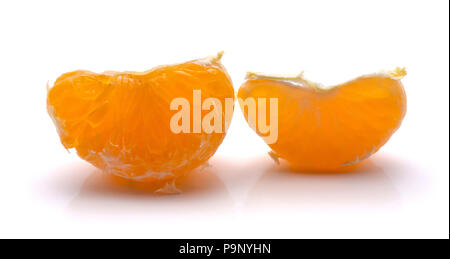 Tangerine Segmente auf weißem Hintergrund zwei Stücke Vergleich isoliert Stockfoto
