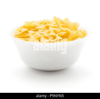 Raw farfalle in Porzellan Schüssel auf weißem Hintergrund trockenen Nudeln isoliert Stockfoto