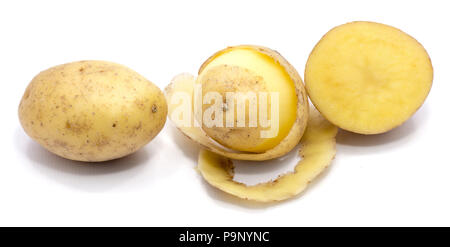 Ein ganzes und geschälte Kartoffeln auf weißem Hintergrund Stockfoto
