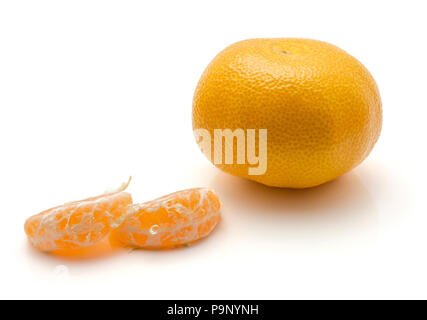 Tangerine isoliert auf weißem Hintergrund eine ganze zwei geschälte Stück Stockfoto