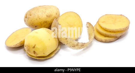 In Scheiben geschnitten und geschälte Kartoffeln auf weißem Hintergrund Stockfoto