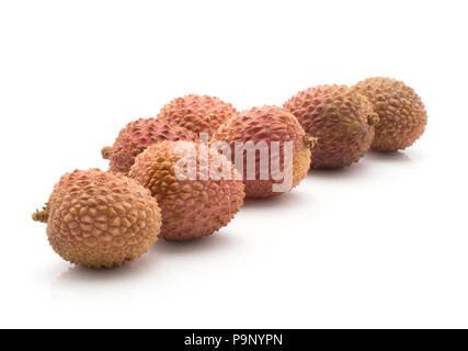 Lychee in der Zeile auf weißem Hintergrund reif Rosa frische Beeren isoliert Stockfoto