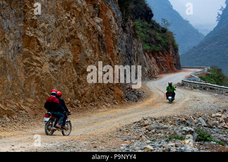 Ha Giang, Vietnam - März 17, 2018: Die Menschen fahren Motorräder auf kurvenreichen schmutzigen Straßen in den Bergen im Norden von Vietnam Stockfoto