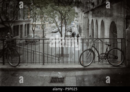 Franece. Fahrräder in der Nähe der Zaun auf die Stilisierten Street mit den Leuten in Paris im Frühjahr. Analoge filtr nassen Platte Stockfoto