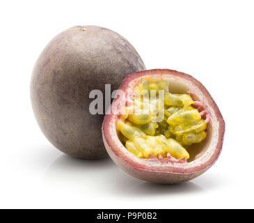 Passionsfrucht auf weißem Hintergrund eine ganze und eine halbe isoliert Stockfoto