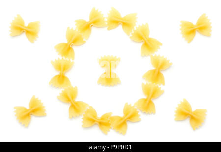 Raw farfalle wie koreanische Flagge oben auf weißem Hintergrund Stockfoto
