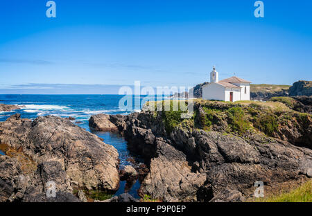 Die einsiedelei der Virgen del Puerto in Meirás, A Coruña, Galizien, Spanien. Landschaft an der Küste von Galicien, Leuchtturm. Stockfoto