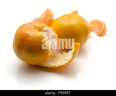 Mandarinen auf weißem Hintergrund eine offene ungeschält und Segmenten isoliert Stockfoto