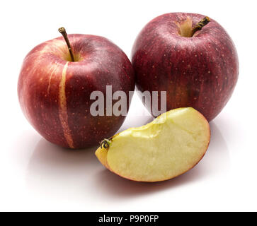 Zwei ganze Gala Äpfel und eine Scheibe auf weißem Hintergrund Stockfoto