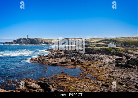 Die einsiedelei der Virgen del Puerto in Meirás, A Coruña, Galizien, Spanien. Landschaft an der Küste von Galicien, Leuchtturm. Stockfoto