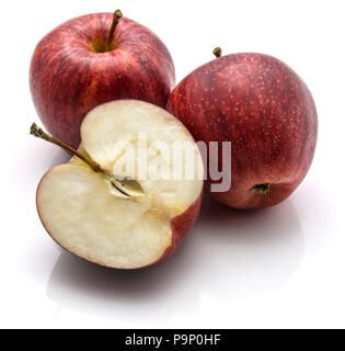 Gala Äpfel, zwei ganze und eine halbe, auf weißem Hintergrund Stockfoto