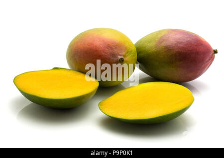 Mango isoliert auf weißem Hintergrund zwei ganze zwei Hälften Stockfoto