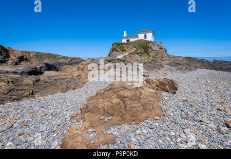 Die einsiedelei der Virgen del Puerto in Meirás, A Coruña, Galizien, Spanien. Landschaft an der Küste von Galicien, Leuchtturm. Stockfoto