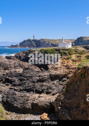 Die einsiedelei der Virgen del Puerto in Meirás, A Coruña, Galizien, Spanien. Landschaft an der Küste von Galicien, Leuchtturm. Stockfoto