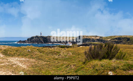 Die einsiedelei der Virgen del Puerto in Meirás, A Coruña, Galizien, Spanien. Landschaft an der Küste von Galicien, Leuchtturm. Stockfoto