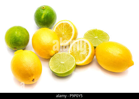 In Scheiben geschnittene Zitronen und Limetten, Hälften auf weißem Hintergrund Stockfoto