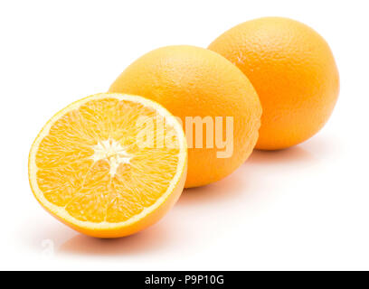 Zwei Orangen in Zeile und eine Hälfte auf weißem Hintergrund Stockfoto