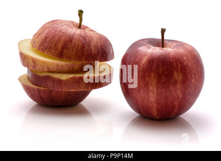 Gala Apfel in Scheiben geschnitten und ein Ganzes auf weißem Hintergrund Stockfoto