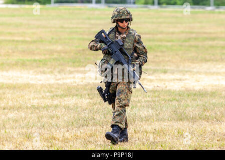 FELDKIRCHEN/Deutschland - Juni 9, 2018: Deutscher Soldat auf einer Übung am Tag der offenen Tür am Tag der Bundeswehr in Feldkirchen Stockfoto