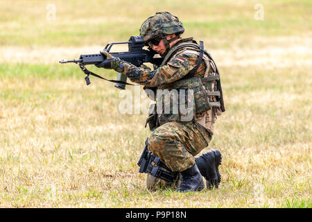 FELDKIRCHEN/Deutschland - Juni 9, 2018: Deutscher Soldat auf einer Übung am Tag der offenen Tür am Tag der Bundeswehr in Feldkirchen Stockfoto