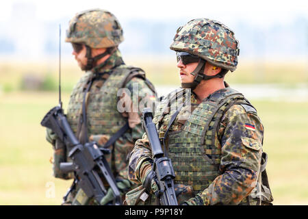 FELDKIRCHEN/Deutschland - Juni 9, 2018: Deutscher Soldat auf einer Übung am Tag der offenen Tür am Tag der Bundeswehr in Feldkirchen Stockfoto