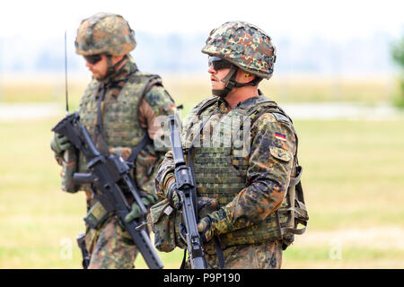 FELDKIRCHEN/Deutschland - Juni 9, 2018: Deutscher Soldat auf einer Übung am Tag der offenen Tür am Tag der Bundeswehr in Feldkirchen Stockfoto