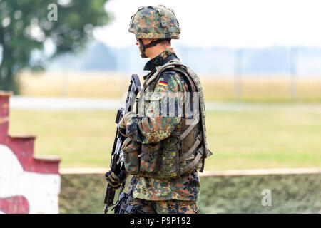 FELDKIRCHEN/Deutschland - Juni 9, 2018: Deutscher Soldat auf einer Übung am Tag der offenen Tür am Tag der Bundeswehr in Feldkirchen Stockfoto