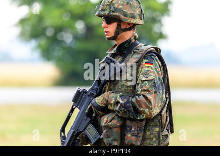 FELDKIRCHEN/Deutschland - Juni 9, 2018: Deutscher Soldat auf einer Übung am Tag der offenen Tür am Tag der Bundeswehr in Feldkirchen Stockfoto