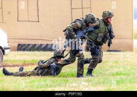 FELDKIRCHEN/Deutschland - Juni 9, 2018: Deutscher Soldat auf einer Übung am Tag der offenen Tür am Tag der Bundeswehr in Feldkirchen Stockfoto