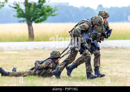 FELDKIRCHEN/Deutschland - Juni 9, 2018: Deutscher Soldat auf einer Übung am Tag der offenen Tür am Tag der Bundeswehr in Feldkirchen Stockfoto