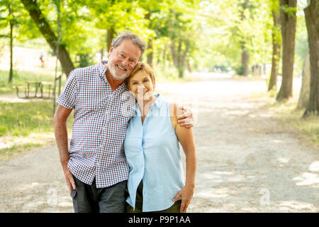 Glücklich lächelnde senior Paar in Liebe, Entspannung, Tanz und Spaß in den Park. Gemeinsam stark, Ruhestand, glückliches Leben Konzept. Stockfoto