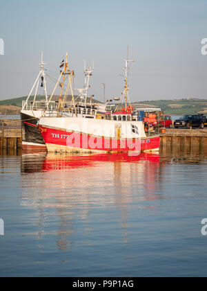 Eine rote Trawler oder angeln Boot vertäut im Hafen von Padstow Cornwall UK in der warmen Abendsonne Stockfoto