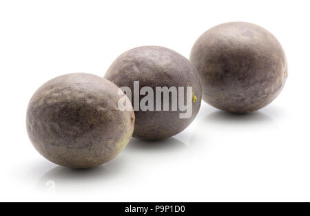 Drei Passionsfrüchte auf weißem Hintergrund Stockfoto