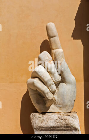 Der Koloss von Konstantin Marmor mit der rechten Hand an den Kapitolinischen Museen in Rom, Italien. Stockfoto