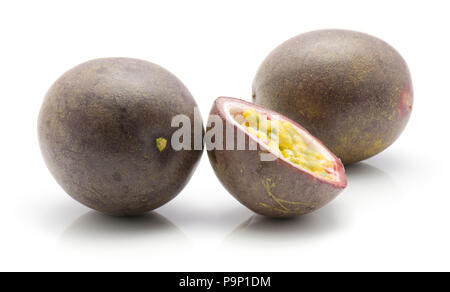 Passionsfrüchte auf weißem Hintergrund zwei ganze Hälfte isoliert Stockfoto