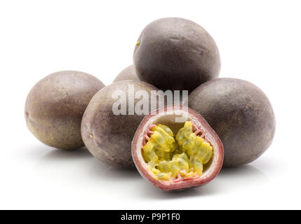 Passionsfrüchte auf weißem Hintergrund Haufen der ganzen isoliert und einer in Scheiben geschnittenen frischen Hälfte Stockfoto