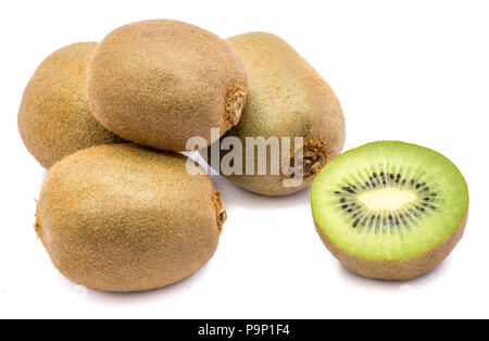 Gruppe von drei ganzen Kiwis (Chinesische Stachelbeere) und eine Hälfte auf weißem Hintergrund Stockfoto